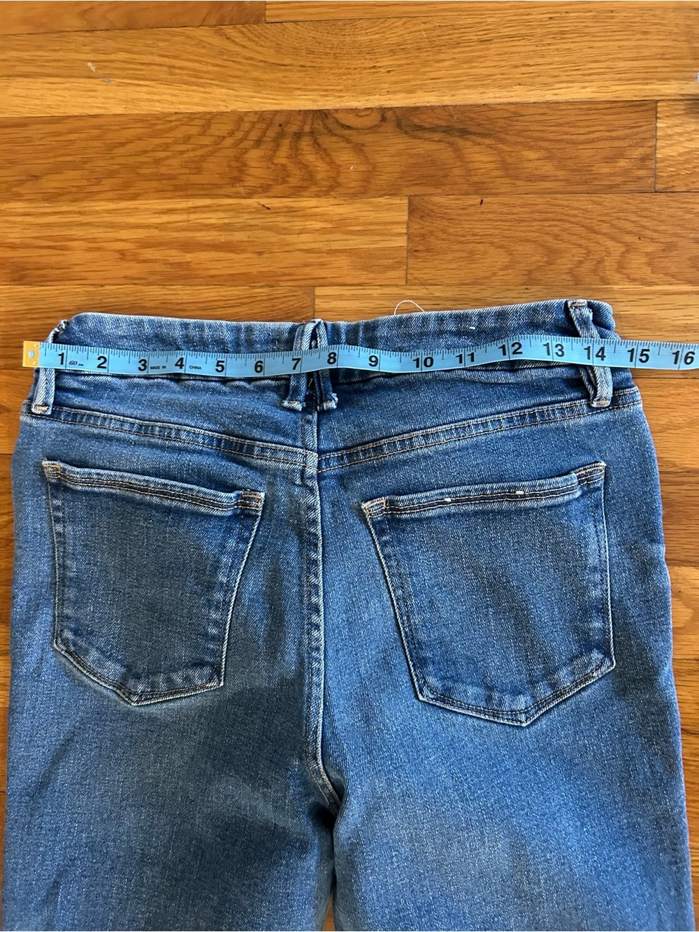 Good American Split Twist Hem Med Wash Flare Jeans in Women’s 8/29 - Picture 8 of 9